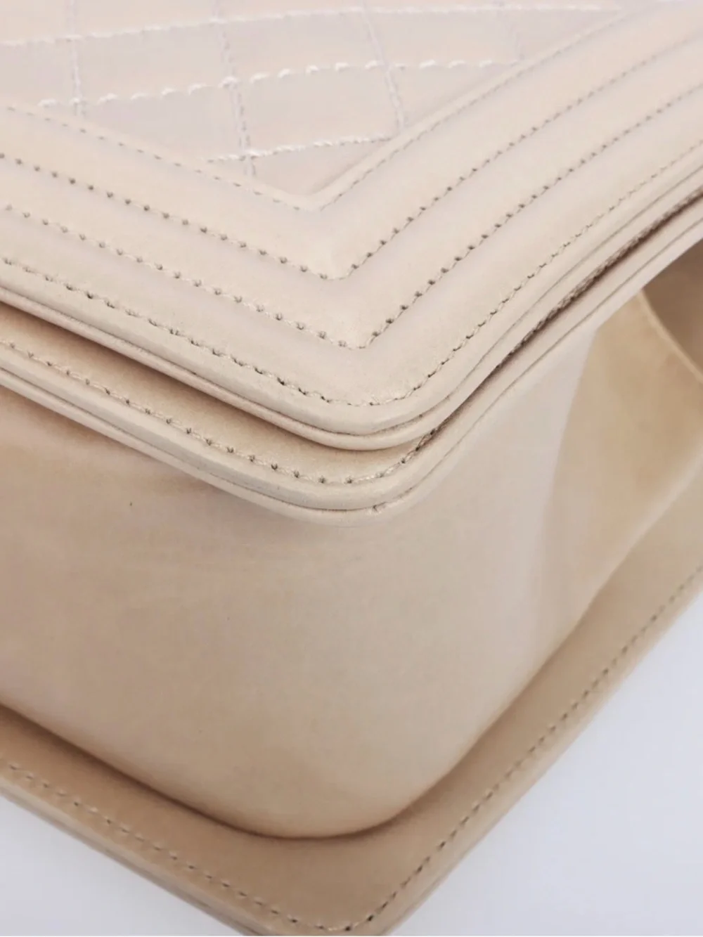 CHANEL Cream Boy Bag Medium with Antique Gold Hardware (Card and Dust Bag incl) - Picture 6 of 9